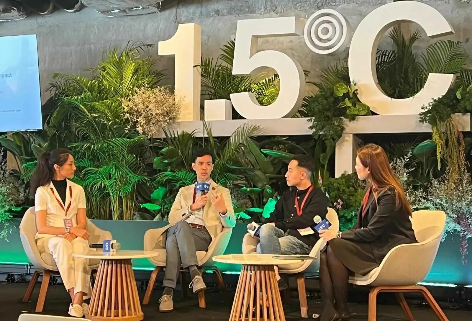 Xeptagon engaging in discussion with HKMA Executive Director